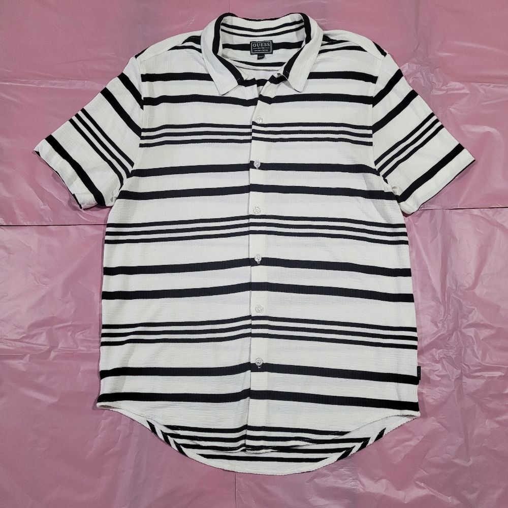 Guess Size Medium Mens Black and White Striped Shortsleeve Button Up Shirt